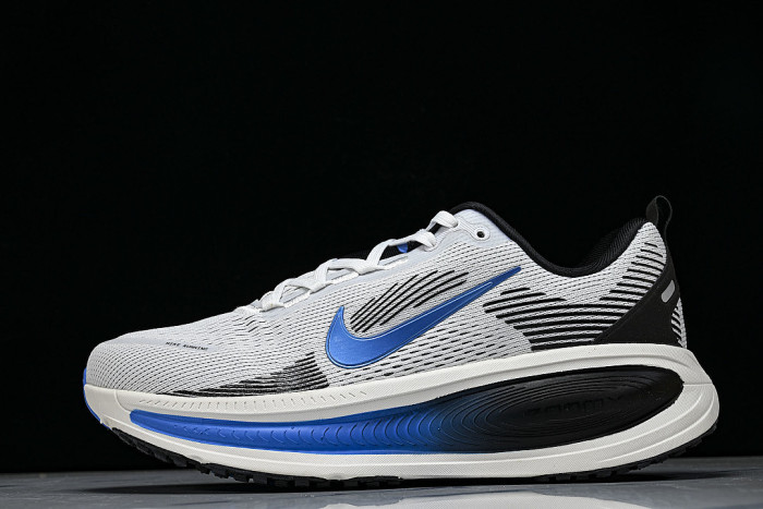 IB7722-100 VOMERO 18 VERSATILE ANTI SLIP LOW TOP RUNNING SHOES LIGHT GRAY/NAVY BLUE