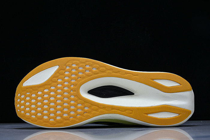 1011B875-751 MAGIC SPEED 4 HUDDLE YELLOW/METROPOLIS