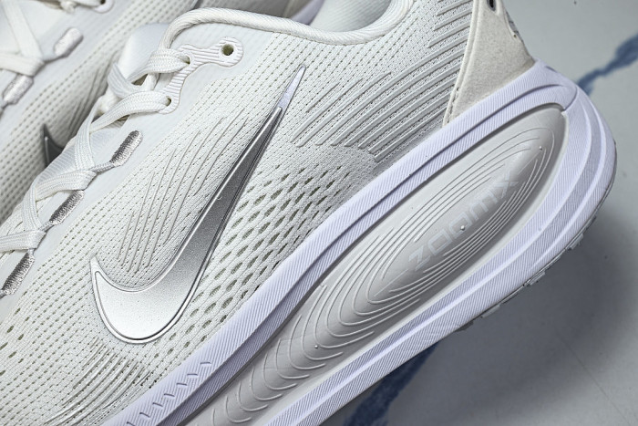 HM6804-104 VOMERO 18 VERSATILE ANTI SLIP LOW TOP RUNNING SHOES LIGHT GRAY/GREY