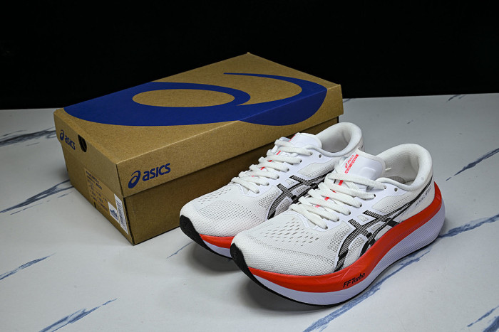 1012B518-100 MAGIC SPEED 4 WHITE/BLACK/ORANGE
