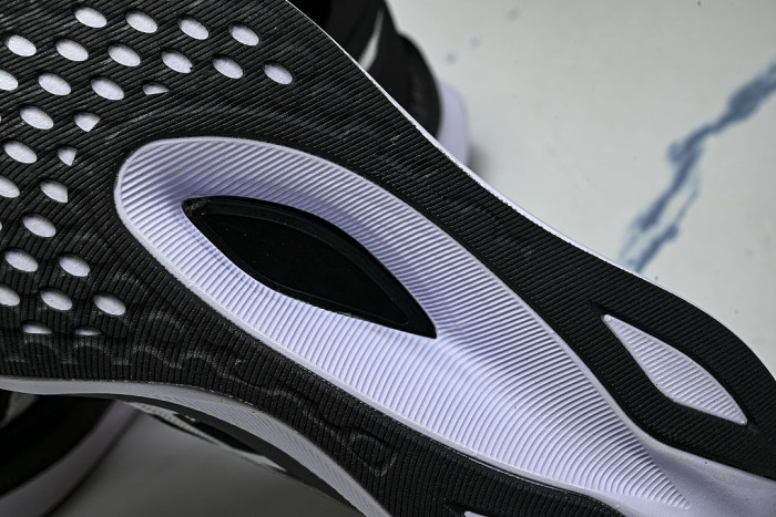 1011B704-001 MAGIC SPEED 4 BLACK/WHITE/BLACK