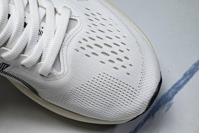 1011B873-101 MAGIC SPEED 4 WHITE/BLACK