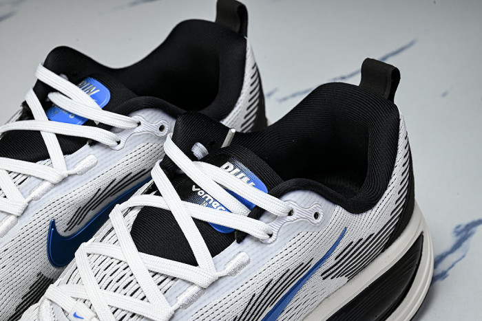 IB7722-100 VOMERO 18 VERSATILE ANTI SLIP LOW TOP RUNNING SHOES LIGHT GRAY/NAVY BLUE