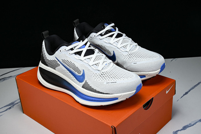 IB7722-100 VOMERO 18 VERSATILE ANTI SLIP LOW TOP RUNNING SHOES LIGHT GRAY/NAVY BLUE