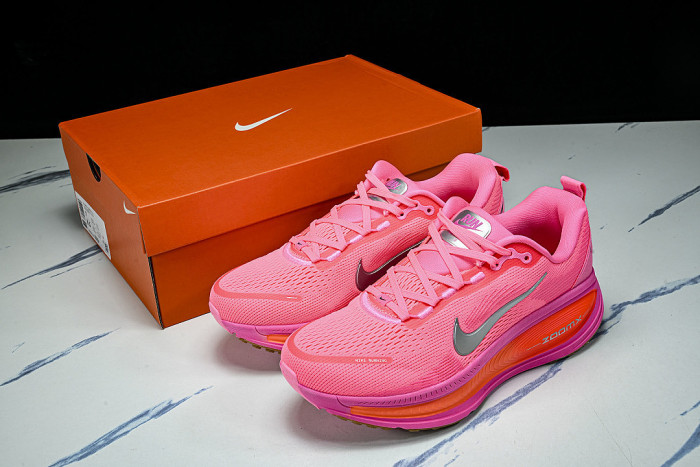 HM6804-602 VOMERO 18 VERSATILE ANTI SLIP LOW TOP RUNNING SHOES DARK PINK/PINK