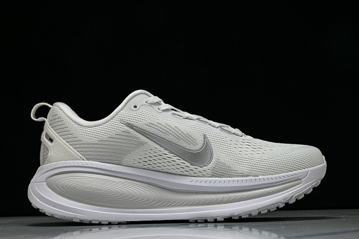 HM6804-104 VOMERO 18 VERSATILE ANTI SLIP LOW TOP RUNNING SHOES LIGHT GRAY/GREY