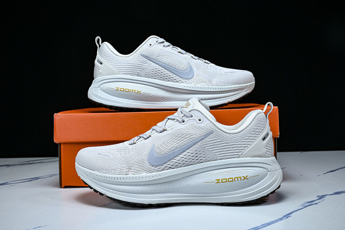 HM6803-009 VOMERO 18 VERSATILE ANTI SLIP LOW TOP RUNNING SHOES LIGHT GRAY/GREY