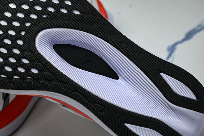 1012B518-100 MAGIC SPEED 4 WHITE/BLACK/ORANGE