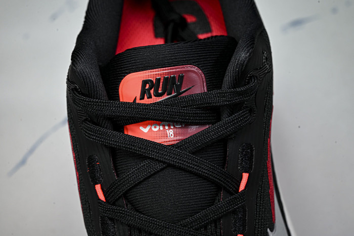 HM6803-008 VOMERO 18 VERSATILE ANTI SLIP LOW TOP RUNNING SHOES RED/BLACK