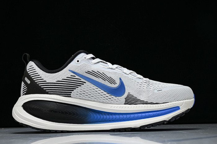 IB7722-100 VOMERO 18 VERSATILE ANTI SLIP LOW TOP RUNNING SHOES LIGHT GRAY/NAVY BLUE