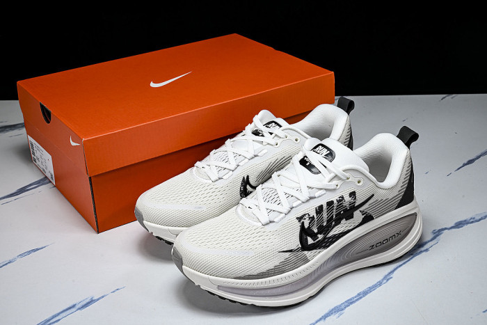 IB5726-100 VOMERO 18 VERSATILE ANTI SLIP LOW TOP RUNNING SHOES LIGHT GRAY/GREY