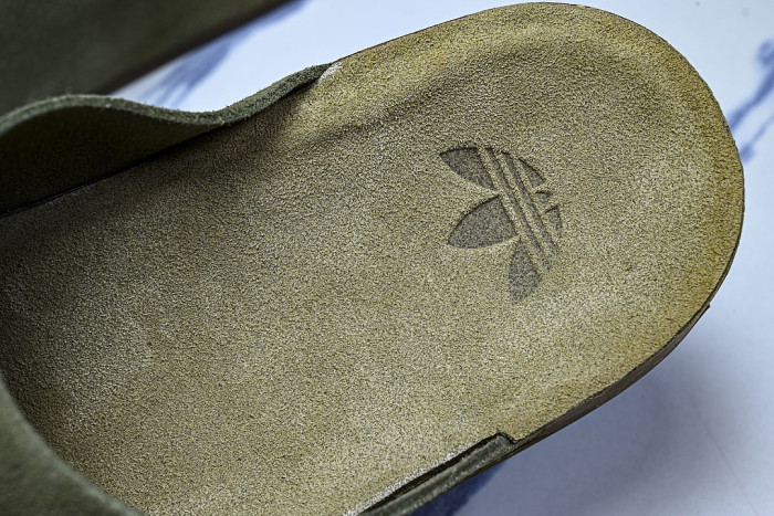IH6907 ADIMULE SLIDES OLIVE STRATA/OLIVE STRATA/GUM