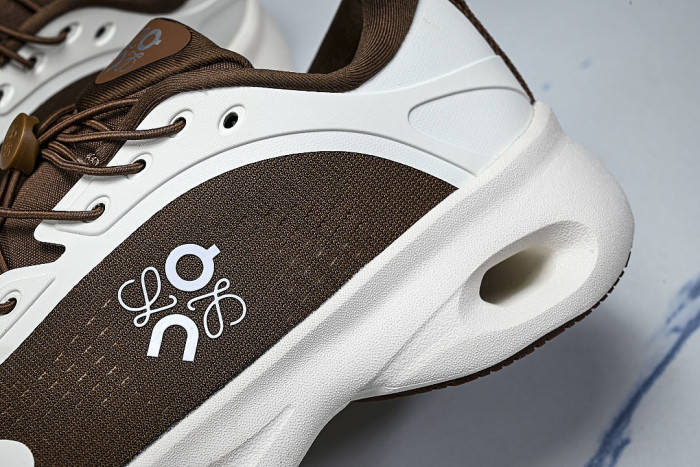 3MF30665479 ON JOINTLY DESIGNED CLOUDTILT CASUAL RUNNING SHOES COFFEE/CHOCOLATE