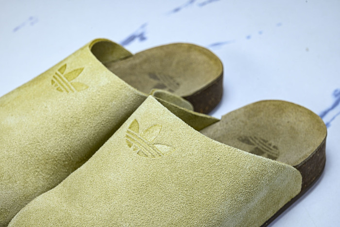 JR3587 ADIMULE SLIDES GOLDEN BEIGE/GOLDEN BEIGE/GUM
