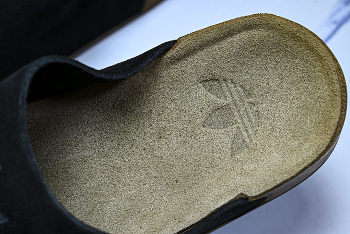 JQ4367 ADIMULE SLIDES CORE BLACK/CORE BLACK/GUM