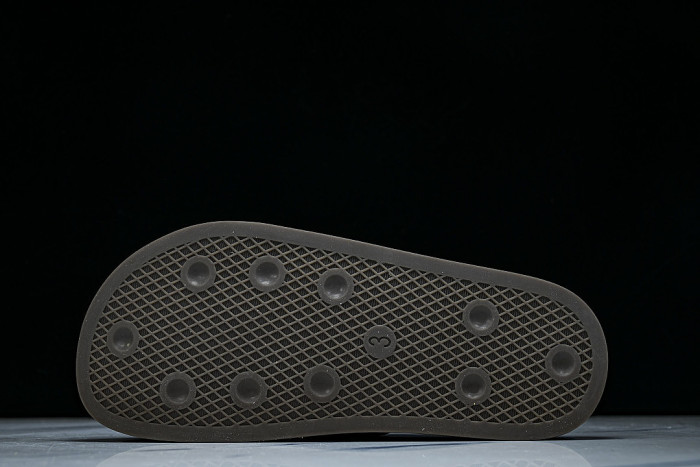 JQ4367 ADIMULE SLIDES CORE BLACK/CORE BLACK/GUM