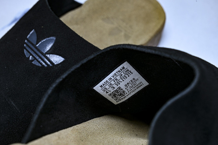 JQ4367 ADIMULE SLIDES CORE BLACK/CORE BLACK/GUM