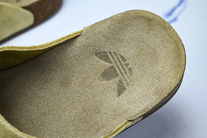 JR3587 ADIMULE SLIDES GOLDEN BEIGE/GOLDEN BEIGE/GUM