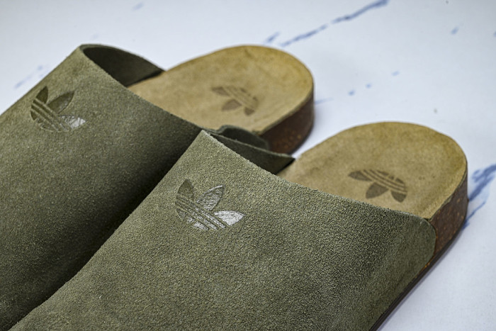 IH6907 ADIMULE SLIDES OLIVE STRATA/OLIVE STRATA/GUM