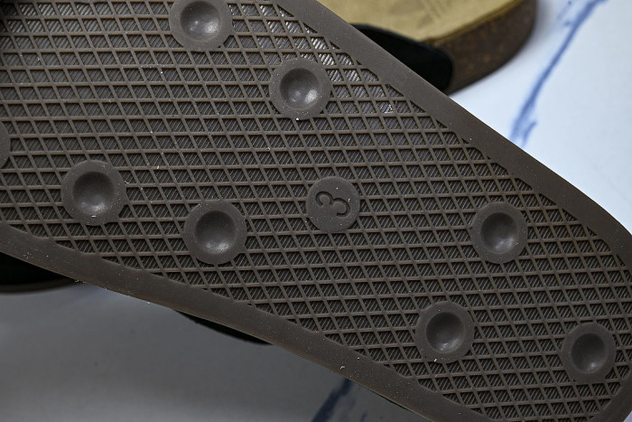 JQ4367 ADIMULE SLIDES CORE BLACK/CORE BLACK/GUM