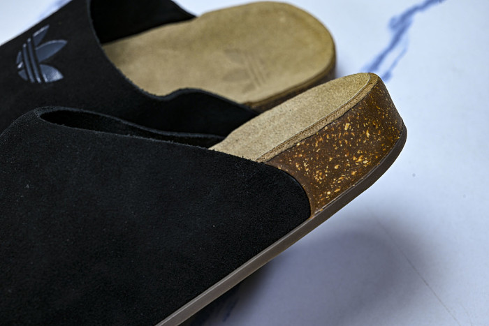 JQ4367 ADIMULE SLIDES CORE BLACK/CORE BLACK/GUM