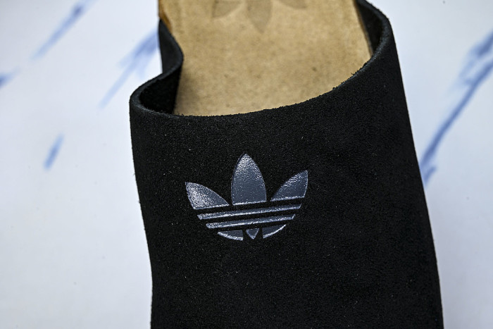 JQ4367 ADIMULE SLIDES CORE BLACK/CORE BLACK/GUM