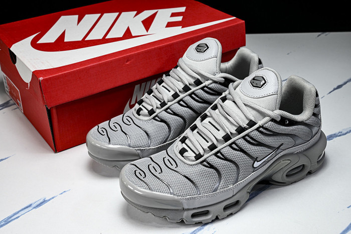 852630-021 AIR MAX PLUS WOLF GREY/BLACK-WHITE