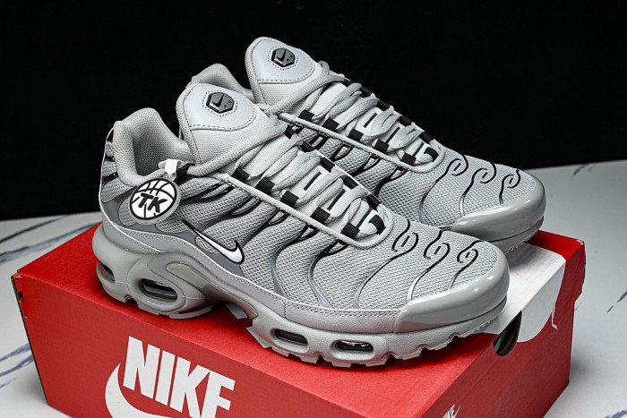 852630-021 AIR MAX PLUS WOLF GREY/BLACK-WHITE