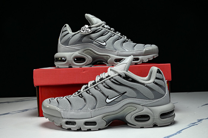 852630-021 AIR MAX PLUS WOLF GREY/BLACK-WHITE
