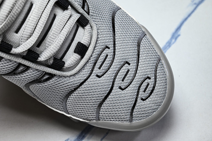 852630-021 AIR MAX PLUS WOLF GREY/BLACK-WHITE