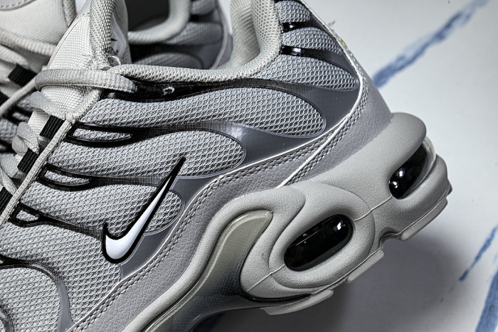 852630-021 AIR MAX PLUS WOLF GREY/BLACK-WHITE