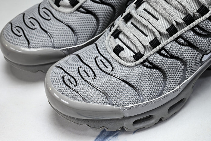 852630-021 AIR MAX PLUS WOLF GREY/BLACK-WHITE