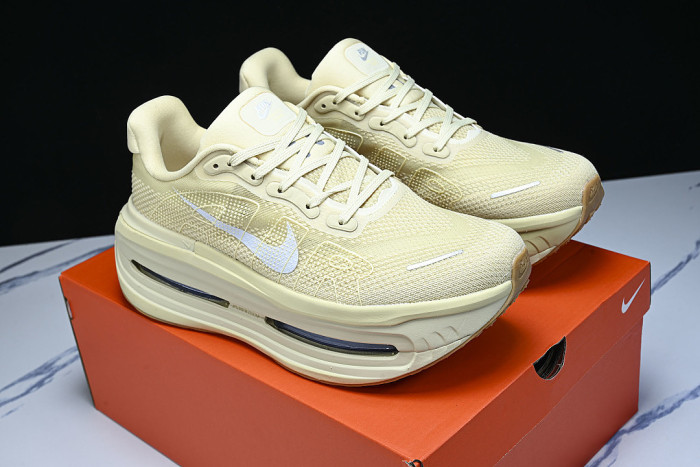 IM8334-200 VOMERO PREMIUM DESERT KHAKI/LIGHT KHAKI/COCONUT MILK/REFLECT SILVER