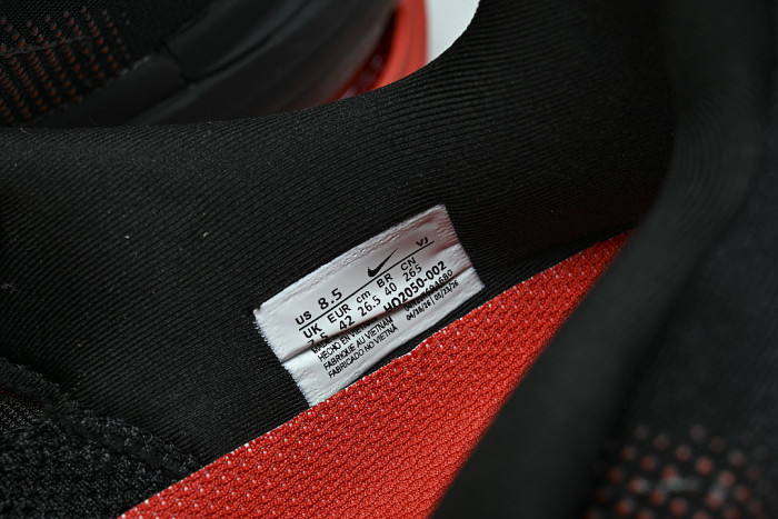 HQ2050-002 VOMERO PREMIUM BLACK/BLACK/BRIGHT CRIMSON