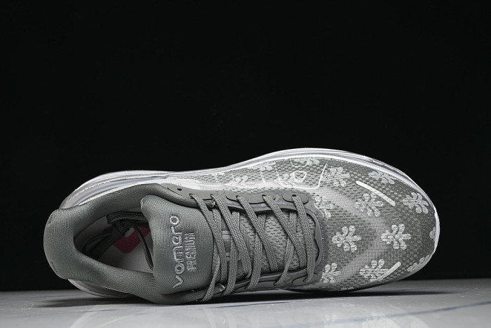 IQ0028-001 VOMERO PREMIUM QS GEYSER GREY/METALLIC SILVER/DARK STEEL GREY/PEONY