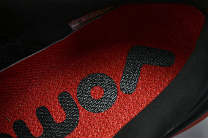 HQ2050-002 VOMERO PREMIUM BLACK/BLACK/BRIGHT CRIMSON