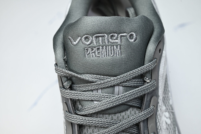 IQ0028-001 VOMERO PREMIUM QS GEYSER GREY/METALLIC SILVER/DARK STEEL GREY/PEONY