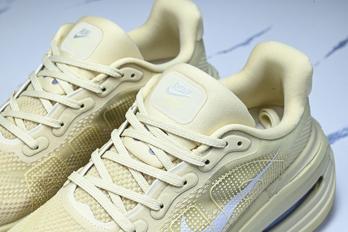 IM8334-200 VOMERO PREMIUM DESERT KHAKI/LIGHT KHAKI/COCONUT MILK/REFLECT SILVER