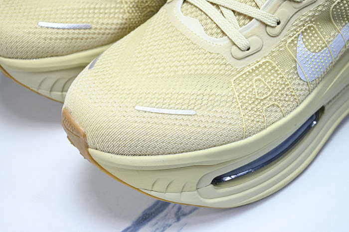IM8334-200 VOMERO PREMIUM DESERT KHAKI/LIGHT KHAKI/COCONUT MILK/REFLECT SILVER