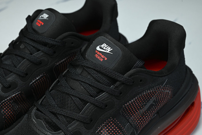 HQ2050-002 VOMERO PREMIUM BLACK/BLACK/BRIGHT CRIMSON