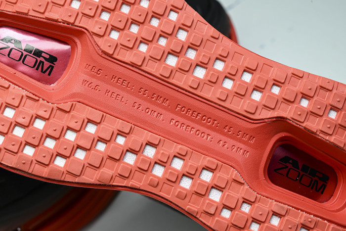HQ2050-002 VOMERO PREMIUM BLACK/BLACK/BRIGHT CRIMSON