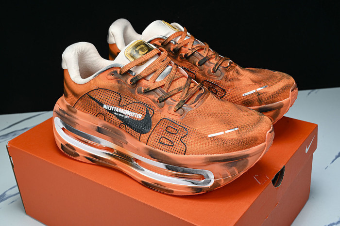 IQ7166-800 VOMERO PREMIUM TOTAL ORANGE/BLACK/HYPER CRIMSON/ORANGE CHALK/BARELY VOLT