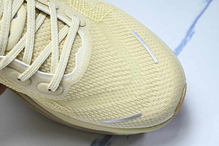 IM8334-200 VOMERO PREMIUM DESERT KHAKI/LIGHT KHAKI/COCONUT MILK/REFLECT SILVER