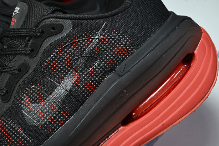 HQ2050-002 VOMERO PREMIUM BLACK/BLACK/BRIGHT CRIMSON