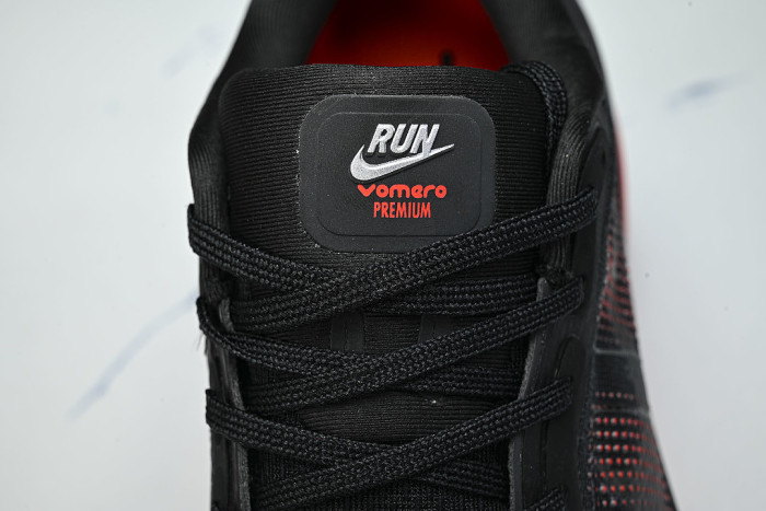 HQ2050-002 VOMERO PREMIUM BLACK/BLACK/BRIGHT CRIMSON