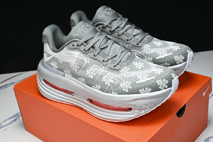 IQ0028-001 VOMERO PREMIUM QS GEYSER GREY/METALLIC SILVER/DARK STEEL GREY/PEONY