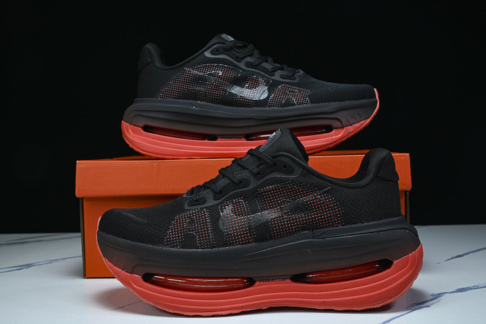 HQ2050-002 VOMERO PREMIUM BLACK/BLACK/BRIGHT CRIMSON