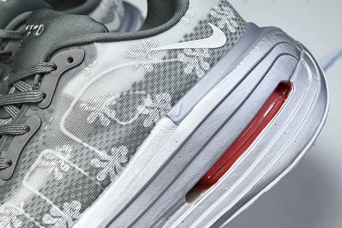 IQ0028-001 VOMERO PREMIUM QS GEYSER GREY/METALLIC SILVER/DARK STEEL GREY/PEONY