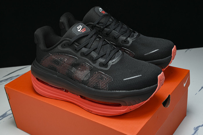 HQ2050-002 VOMERO PREMIUM BLACK/BLACK/BRIGHT CRIMSON