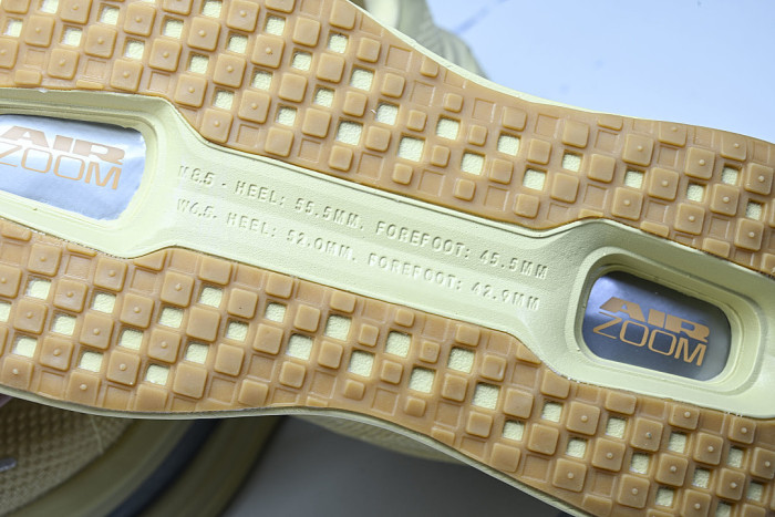 IM8334-200 VOMERO PREMIUM DESERT KHAKI/LIGHT KHAKI/COCONUT MILK/REFLECT SILVER